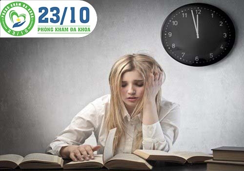 Mất ngủ, căng thẳng, stress cũng khiến kinh nguyệt ra ít và có màu đen.